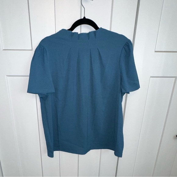 emery rose Tops - Emery Rose Blue Textured Top with key hole closure xl